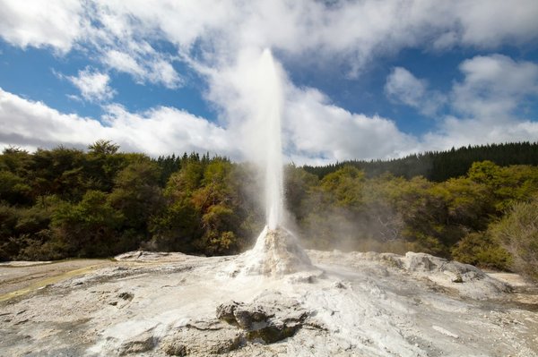 Comment planifier une visite des geysers de la vallée géothermale de Haukadalur en Islande : itinéraires et périodes idéales ?